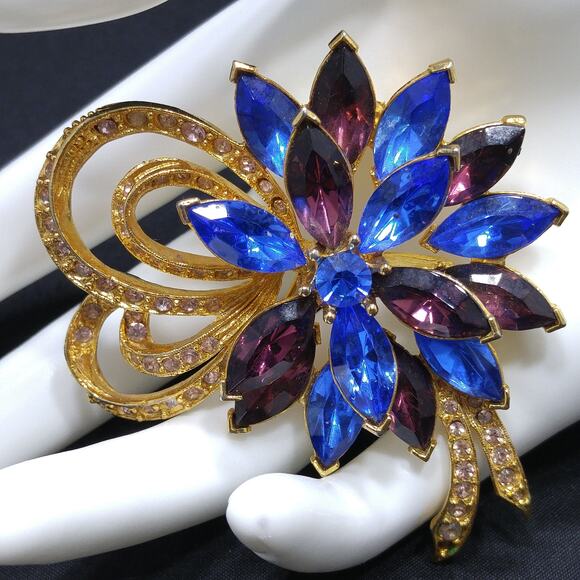 Vintage Signed Blue Purple Rhinestone Floral Brooch, Clear Rhinestone Ribbons, - Picture 5 of 10